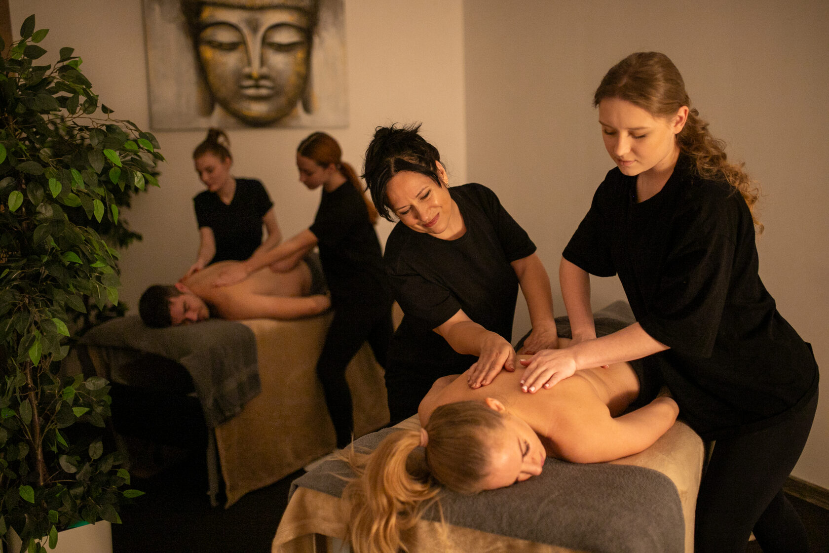 Chiziqli koylakdagi qizlarning fotosuratlari Yashirin kamerali porno video josuslik qilindi