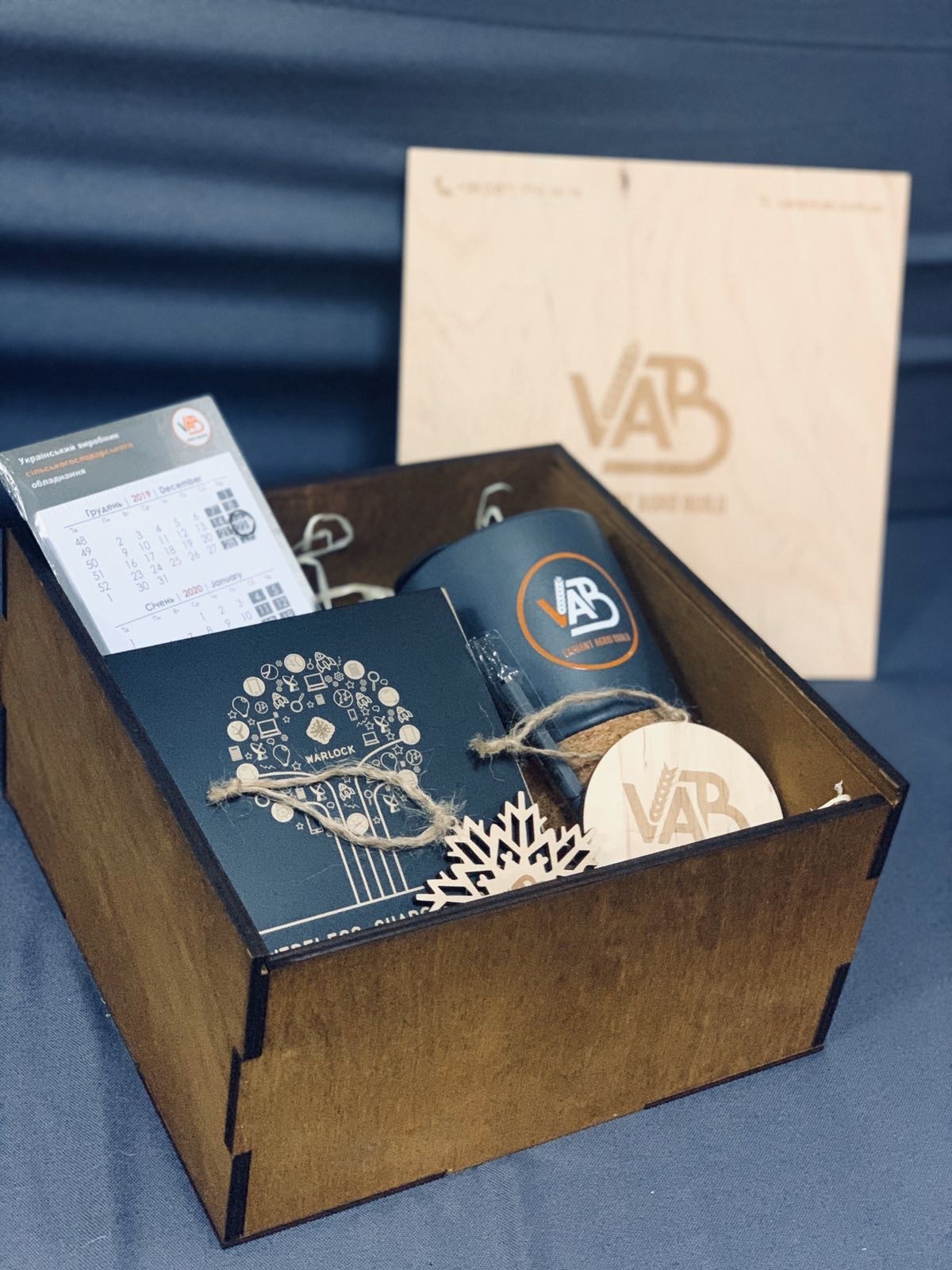 Дерев'яні коробки для подарунків