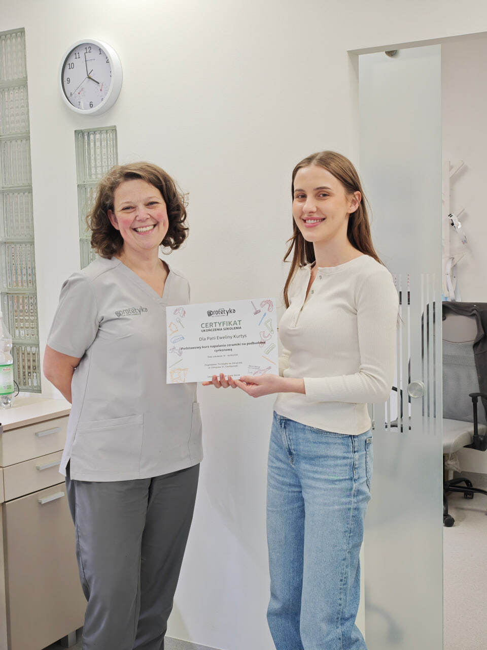 Anna z uczestnikami i certyfikatami
