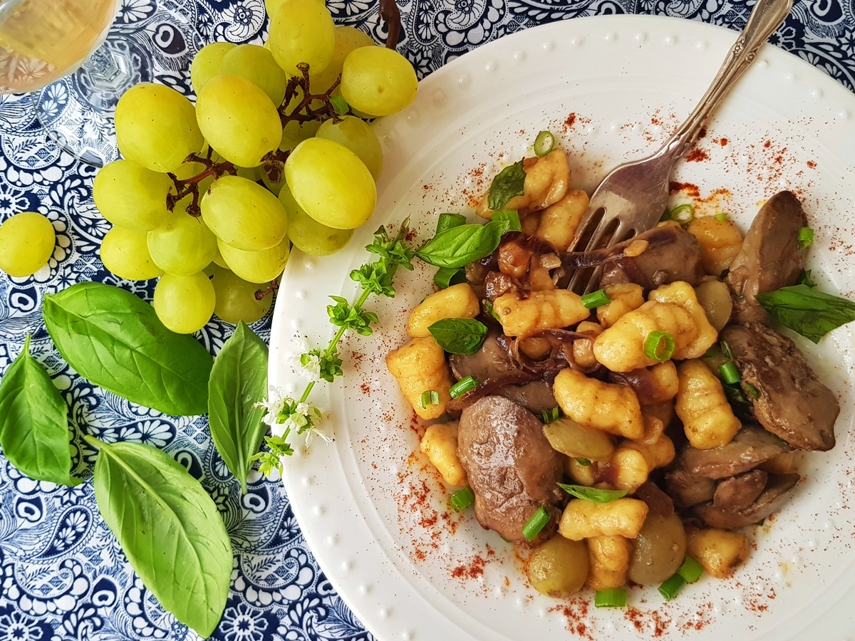 Ньокки (домашние) в винном соусе с куриной печенью, виноградом и базиликом. Видео  рецепт