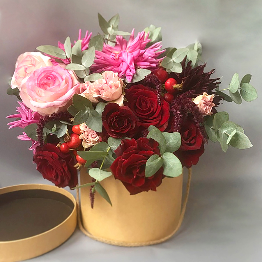 Солнечная радость - яркий букет из георгинов с розами в коробке.