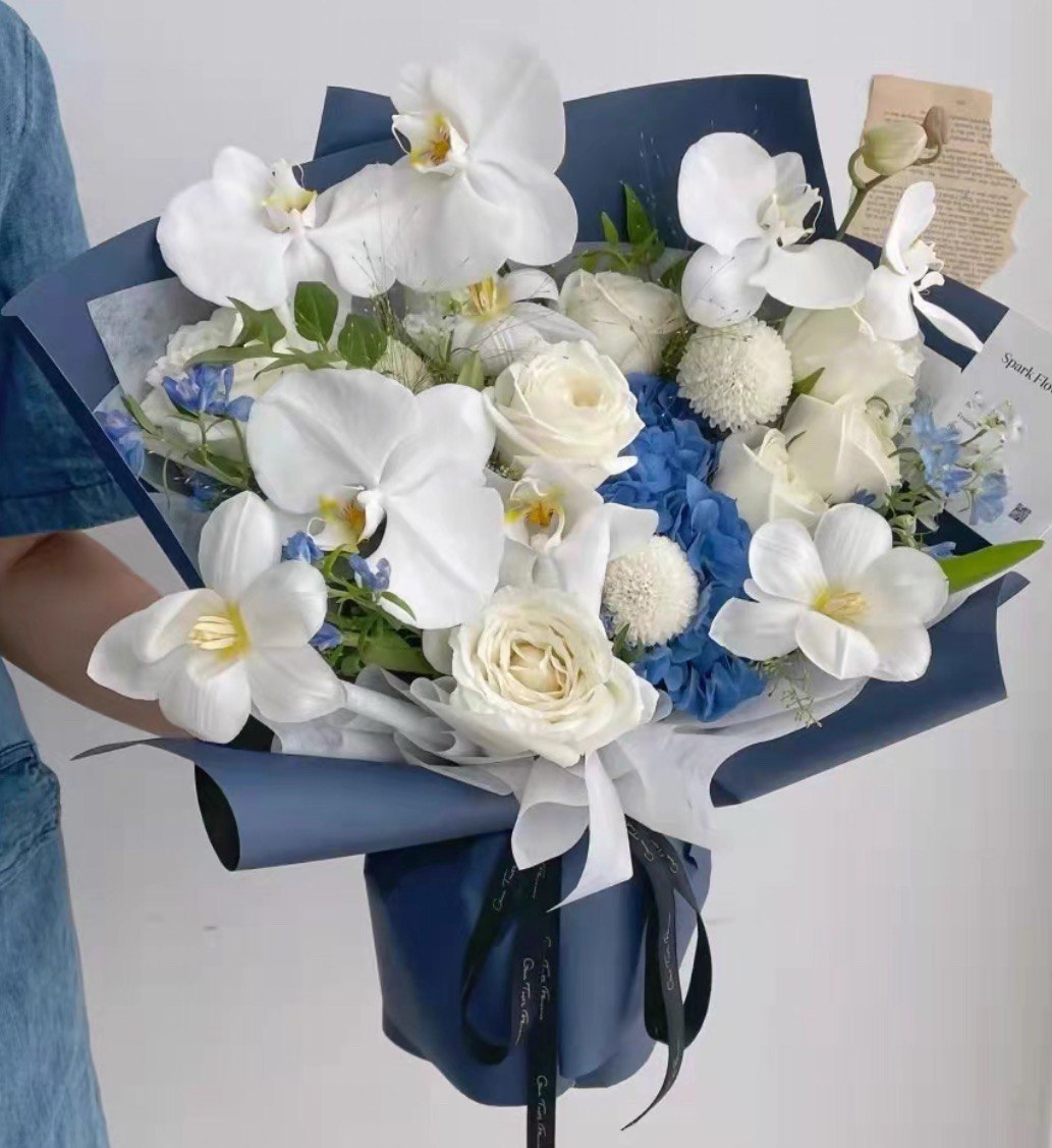 Букет в бело-голубой гамме с орхидеями — доставка цветов по Китаю