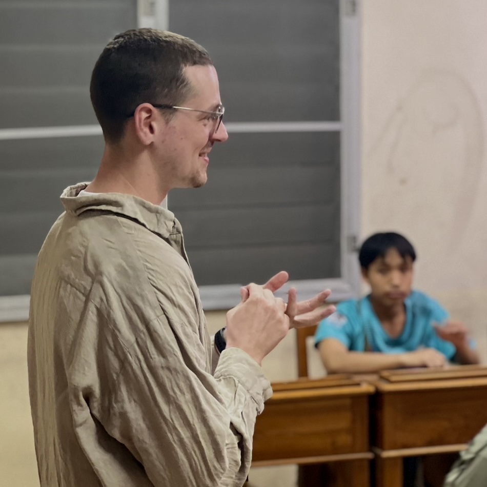 Alunos da Putnik School em uma aula