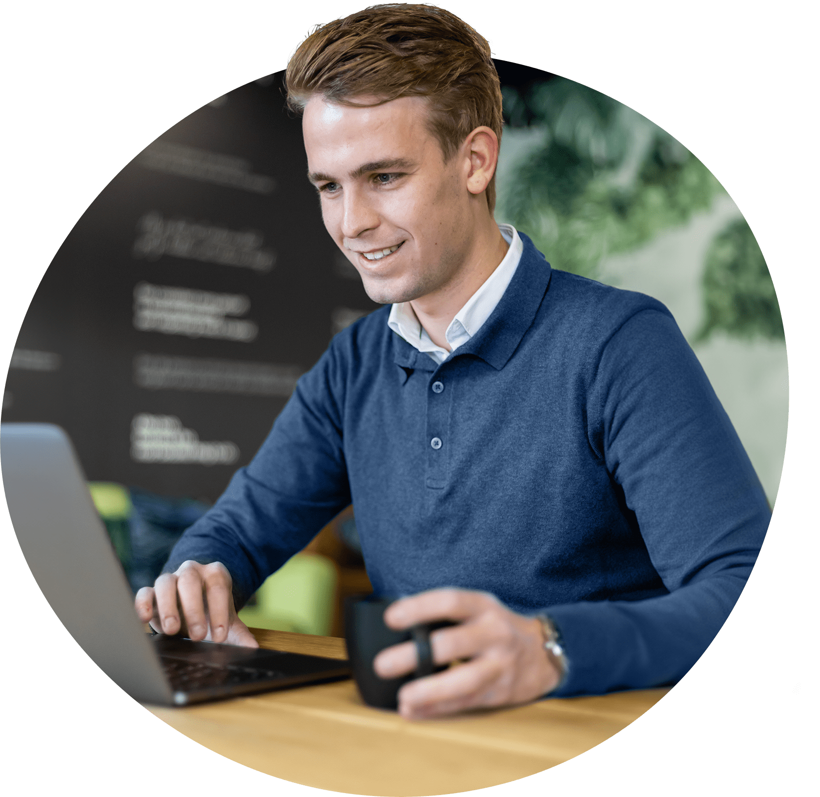 Erwin Dijksman aan het werk achter zijn laptop