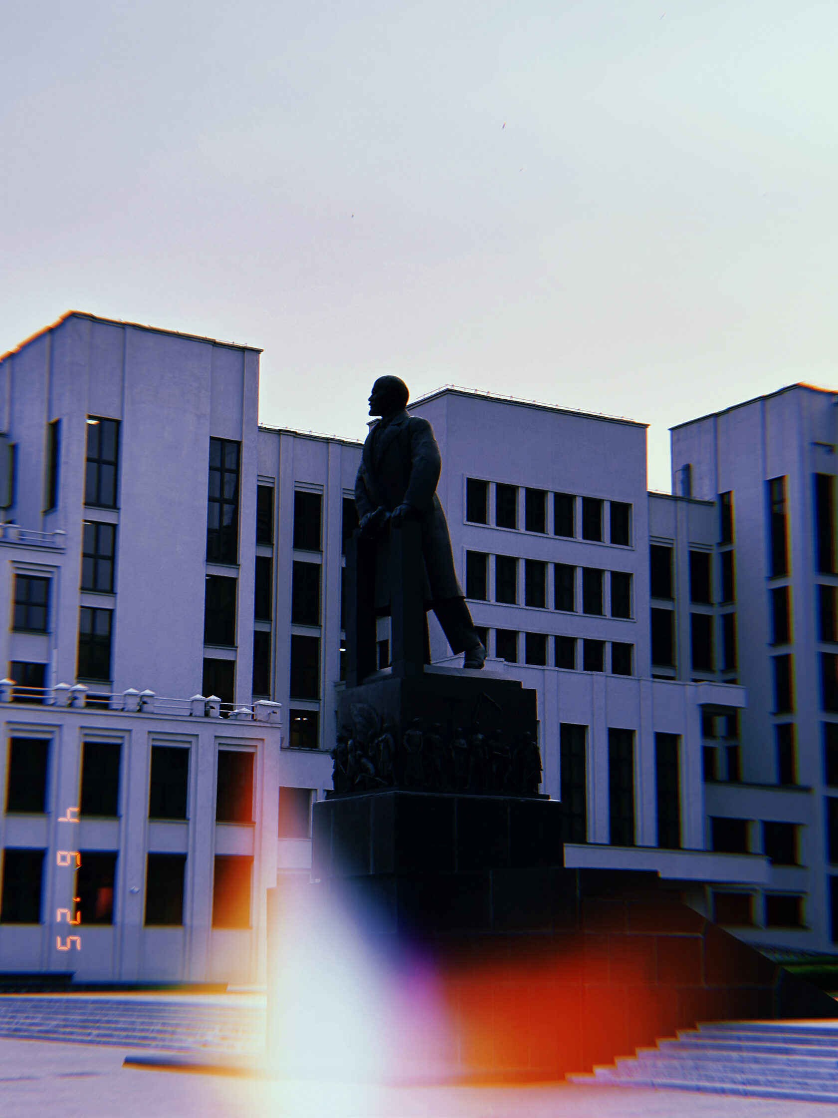 Городской памятник перед белым историческим зданием Минска