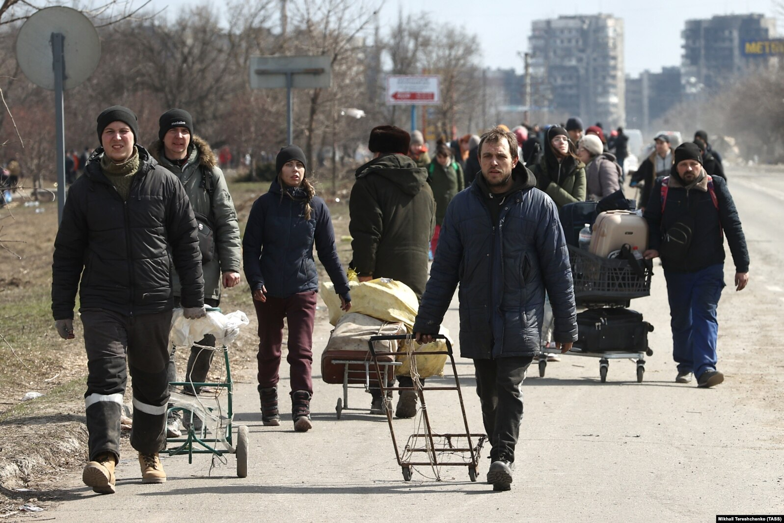 Містяни готуються до спроби пішої евакуації зі зруйнованого російськими обстрілами Маріуполя, 20 березня 2022 року