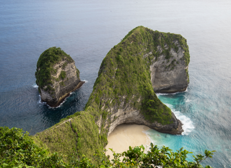Популярные районы для инвестиций в недвижимость на Бали. Остров Нуса Пенда (Nusa Penida) - это небольшой остров, расположенный на юго-востоке острова Бали, в Индонезии. Он славится своей красивой природой, включая удивительные пляжи, скалы, храмы и водопады.