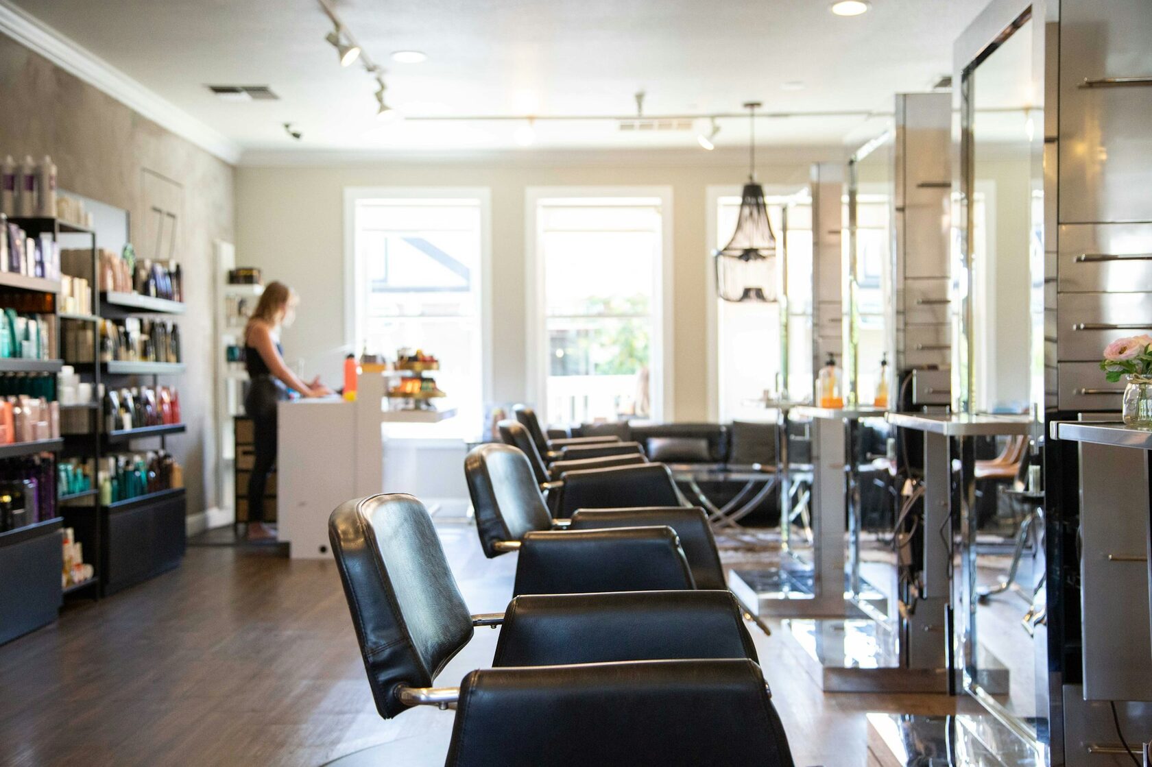 Interior de salon de beauty, lumină caldă, atmosferă profesională
