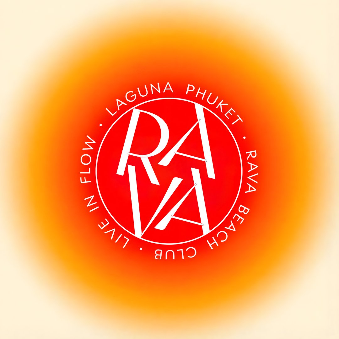 Логотип RAVA на ярком градиентном фоне пляжного клуба в Банг Тао