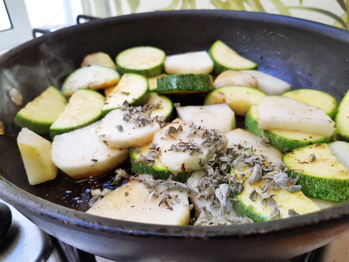 Куриное мясо с кабачками и кольраби в белом вине