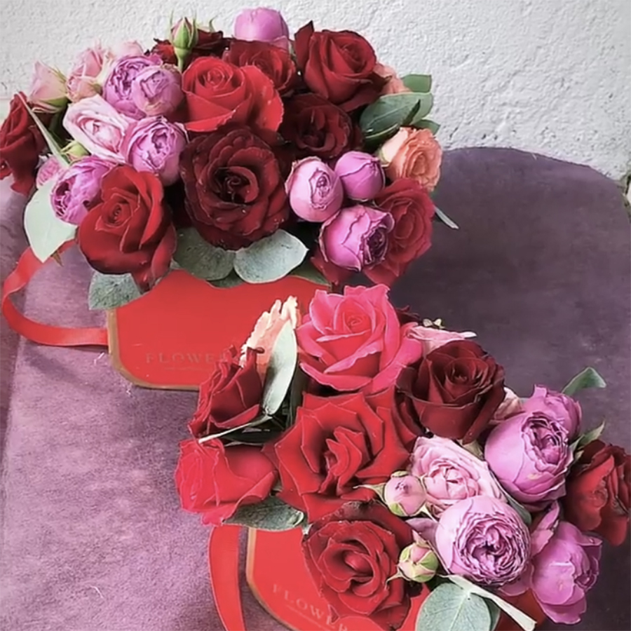 Страстные объятия - ошеломляющий букет из красных и пурпурных роз в коробке.