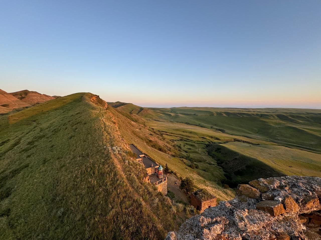 Горы и монастырский комплекс в Грузии