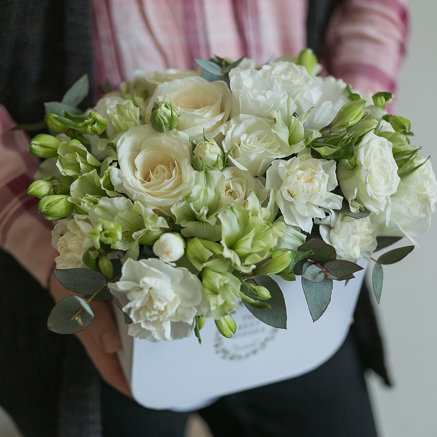 Весеннее утро - букет с сортовыми и кустовыми розами в коробке.