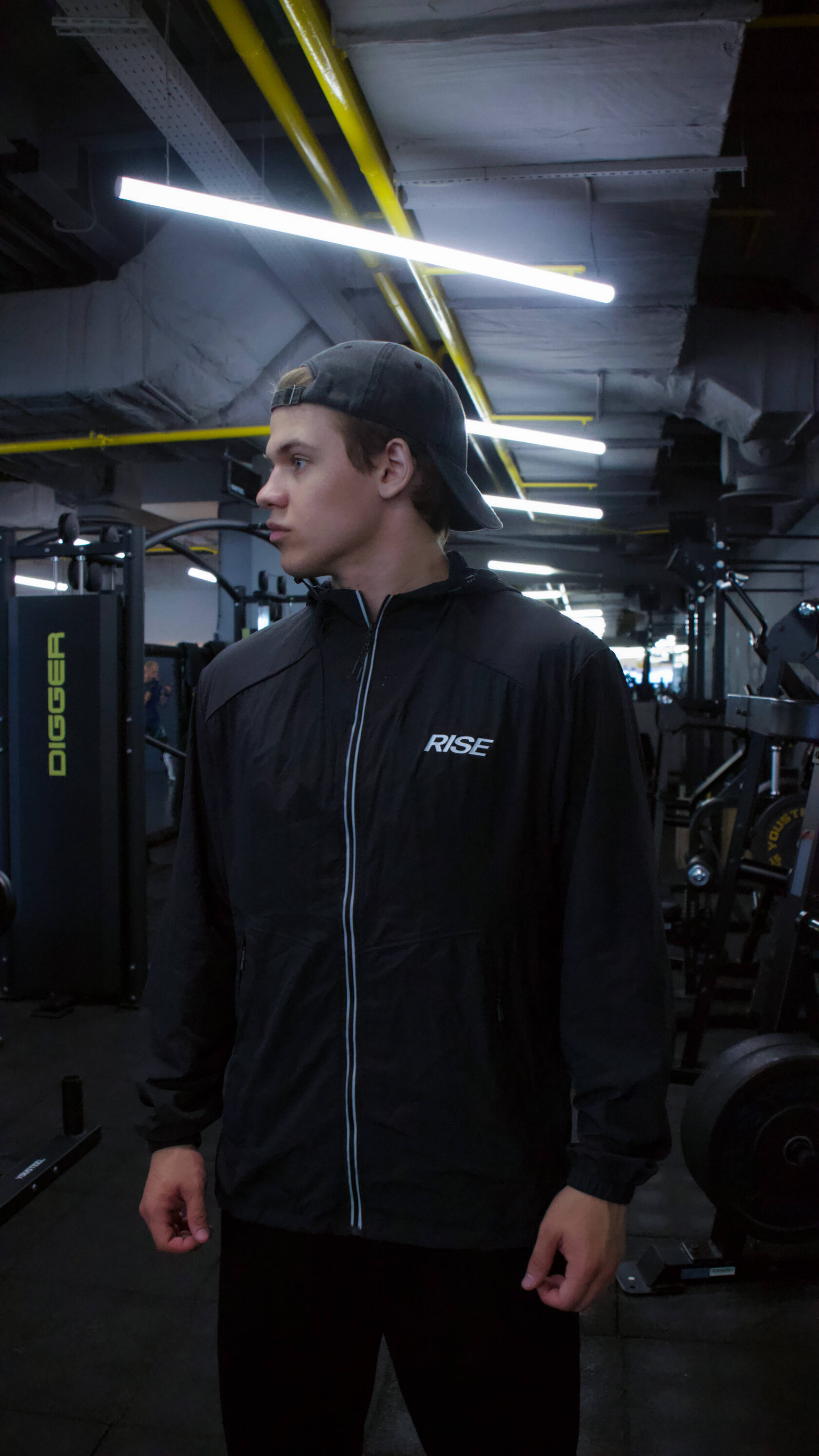 Спортивная мужская ветровка Rise черного цвета