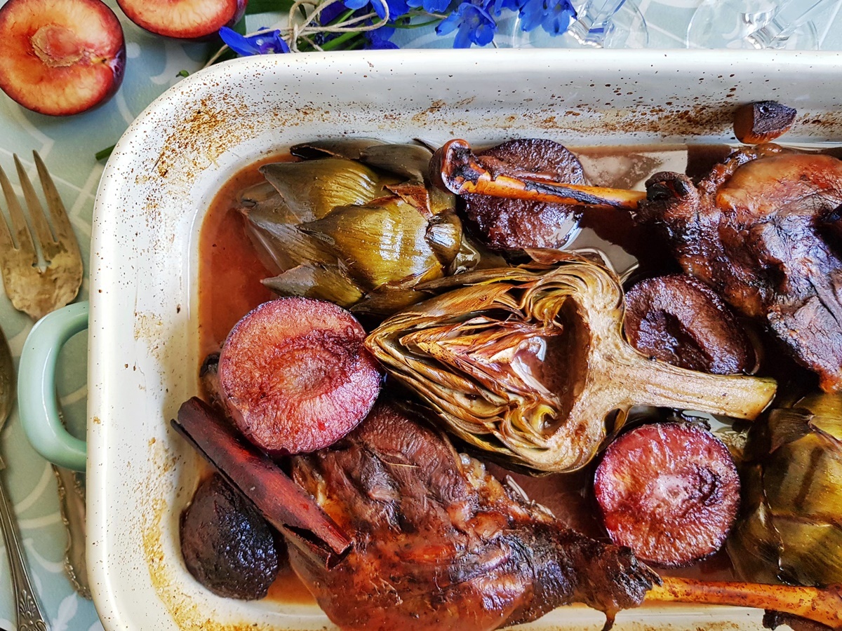 Гусиные окорочка с артишоками и сливами в белом вине