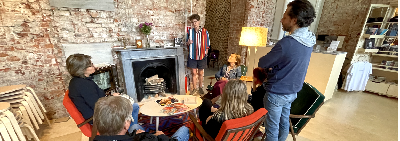 группа туристов в музее Бродского полторы комнаты