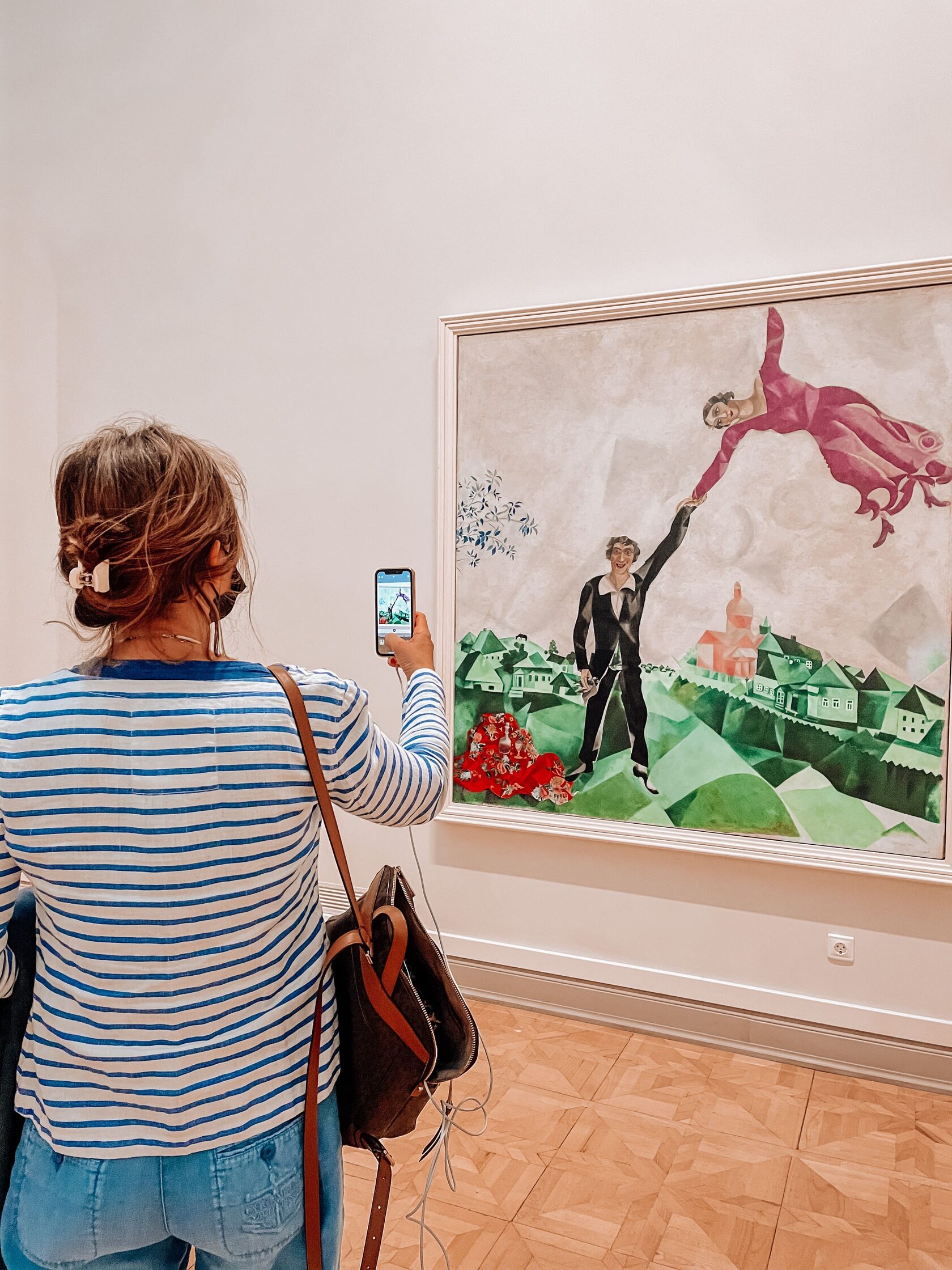 Девушка фотографирует картину Шагала в Русском Музее