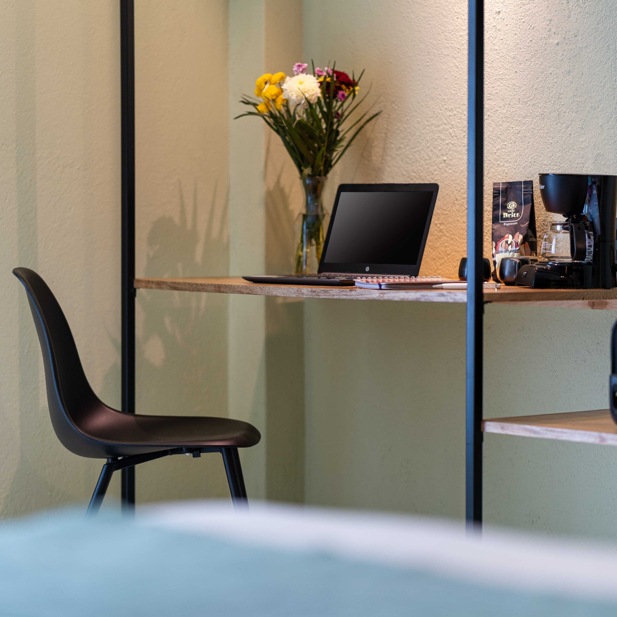 Hotel Bindani escritorio con flores