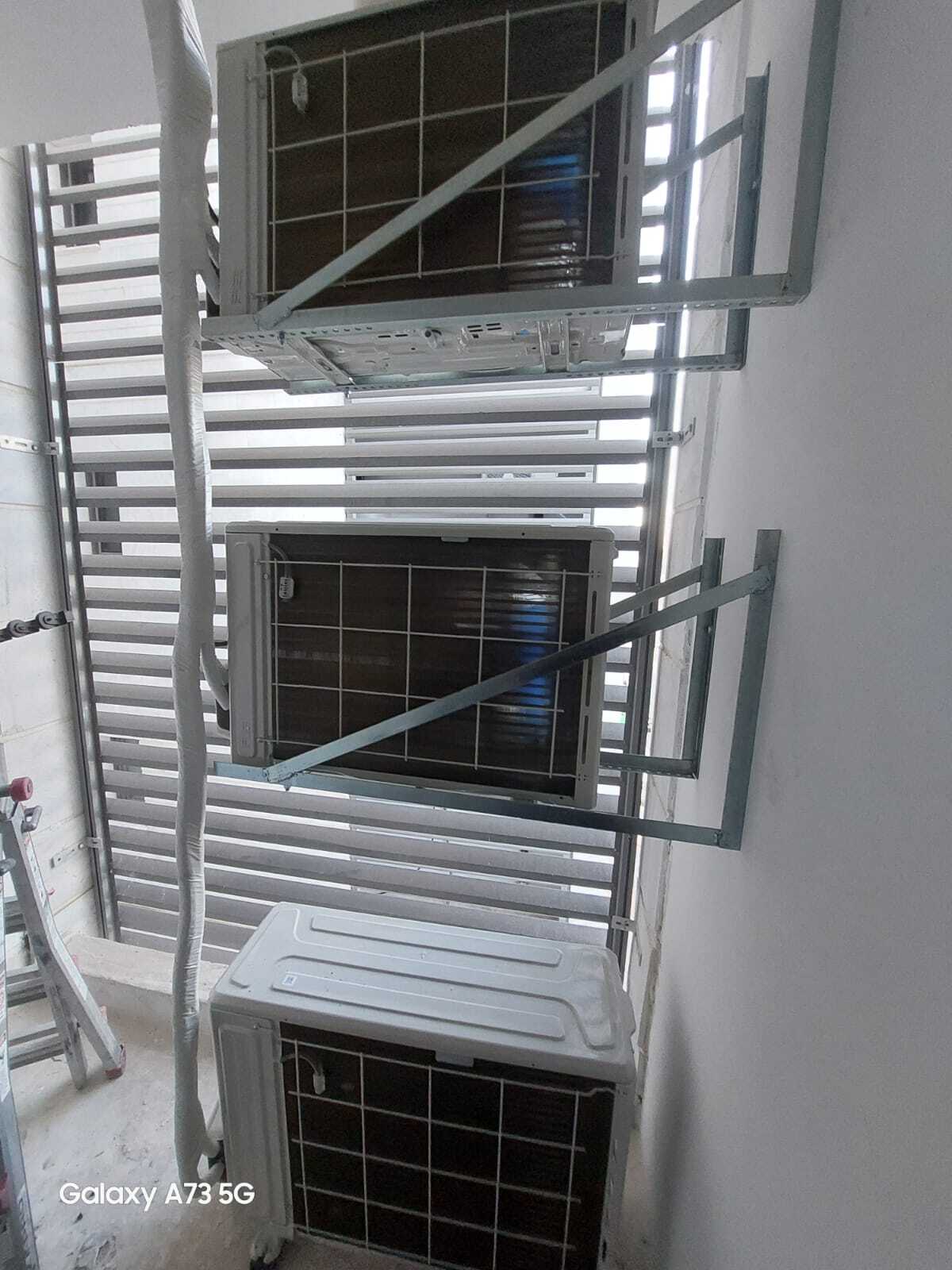 התקנת יחידות חוץ במרפסת שירות