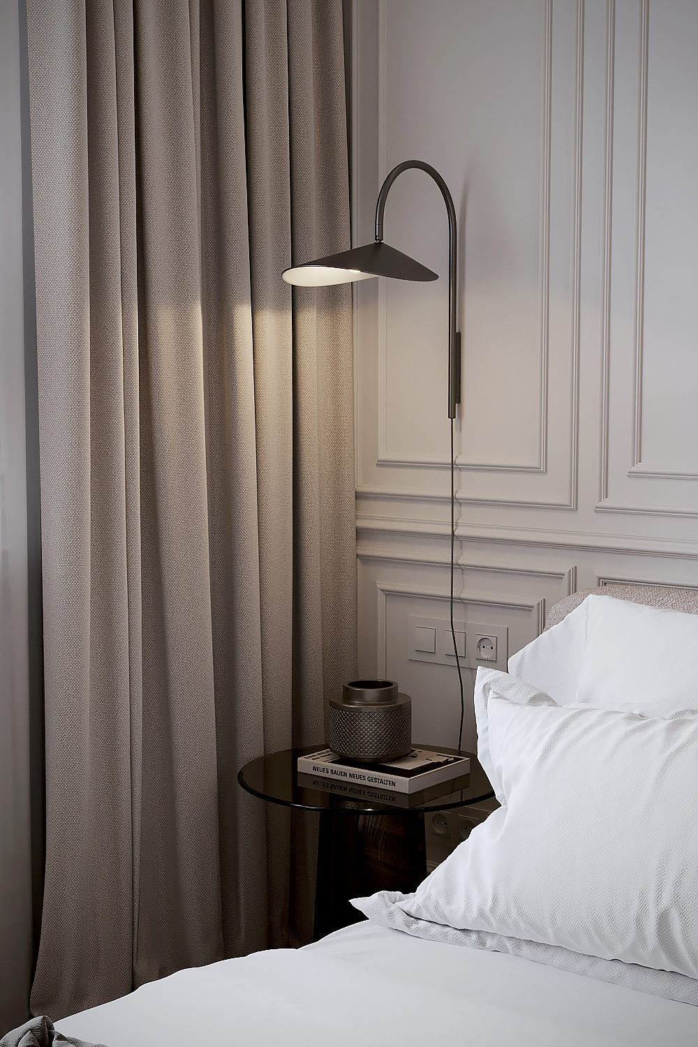 This compact 80 m² apartment is located in a building on the waterfront in the historic center of Moscow
