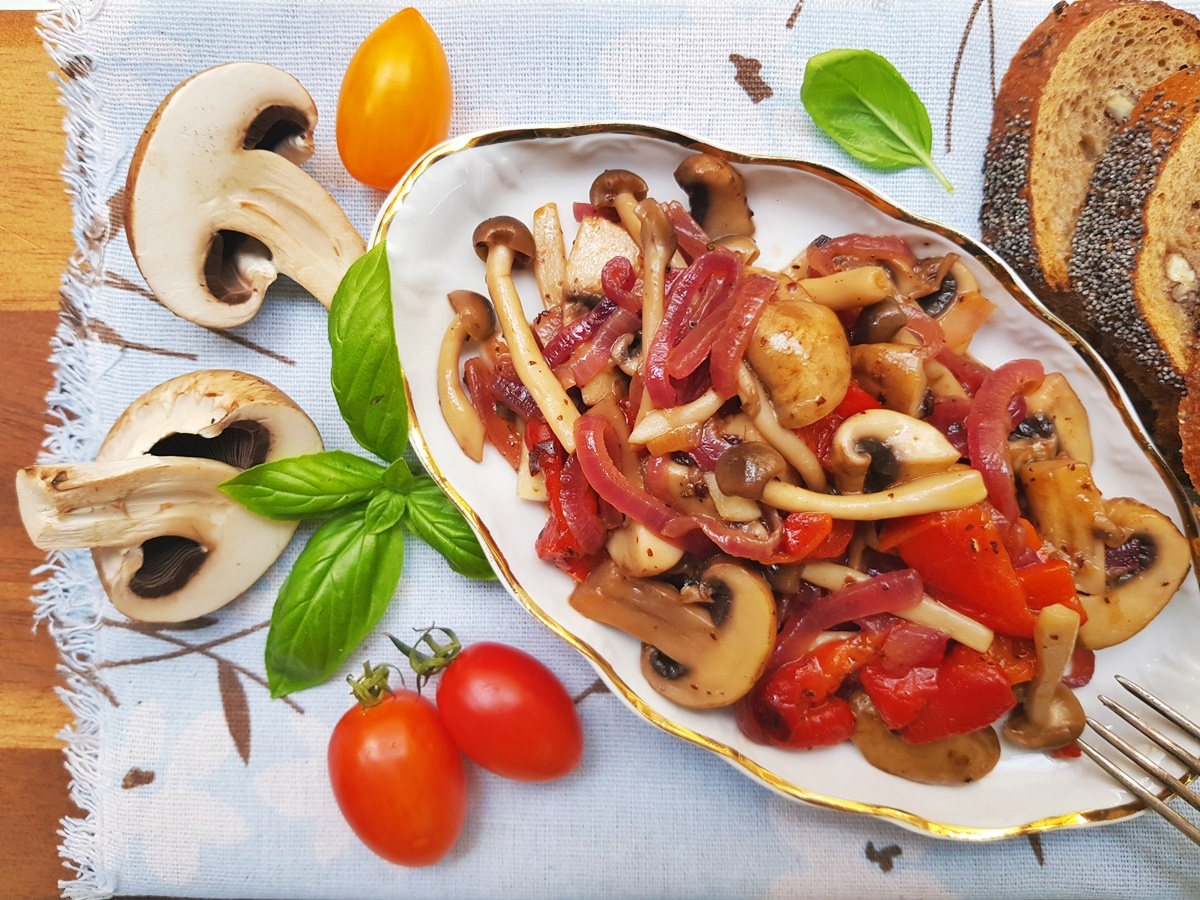Салат с ветчиной, грибами и болгарским перцем
