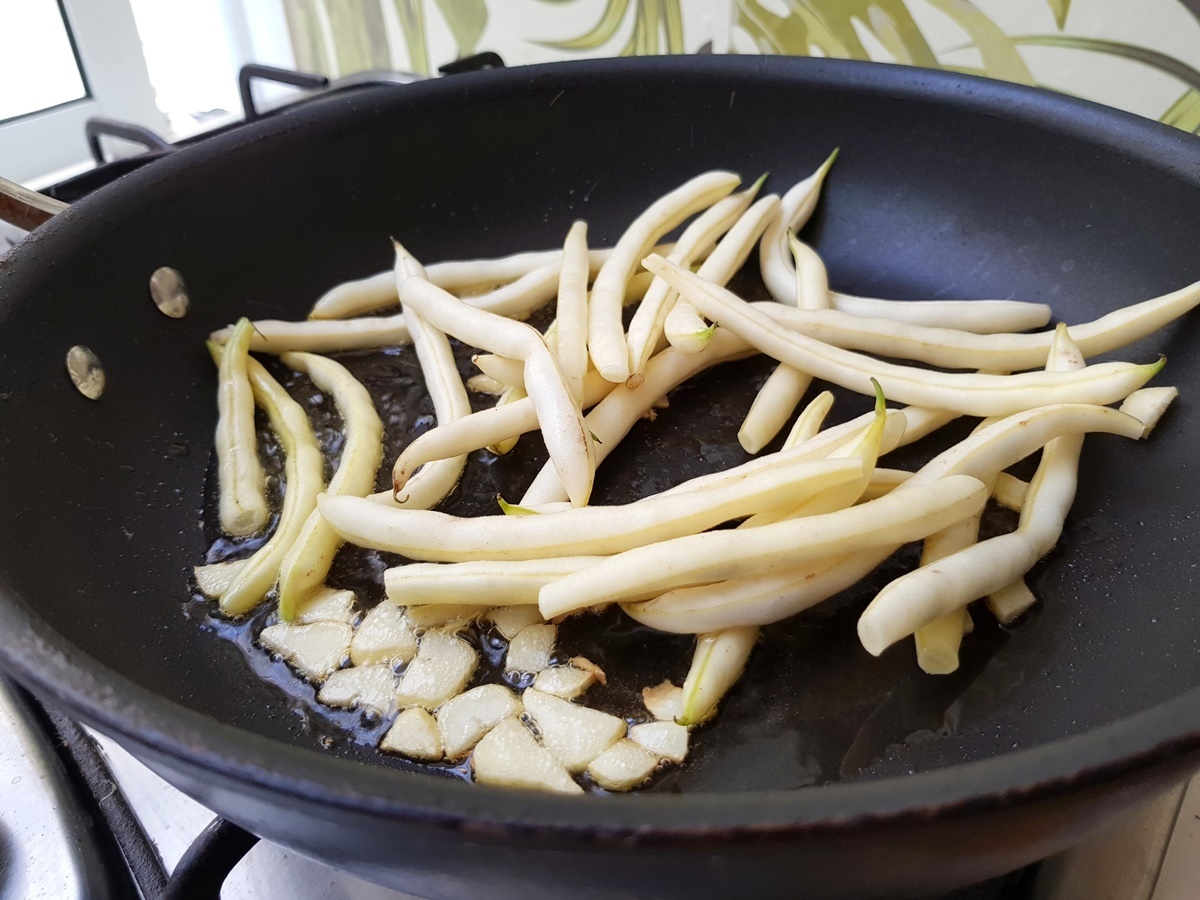 Салат из стручковой фасоли с томатами