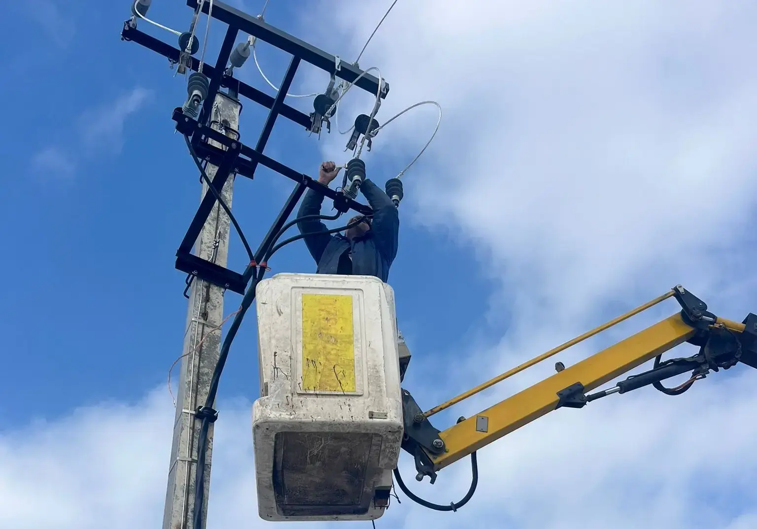 Electrician cu echipament profesional la înălțime