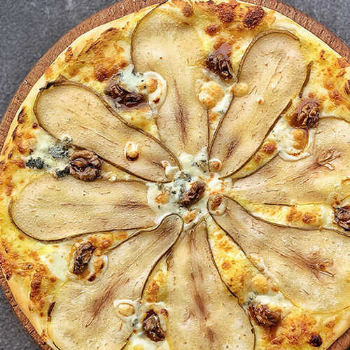Delivery pizza with pear, memel blue cheese, mozzarella and caramelized nuts