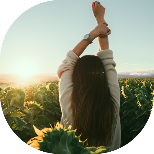 Счастливая молодая женщина