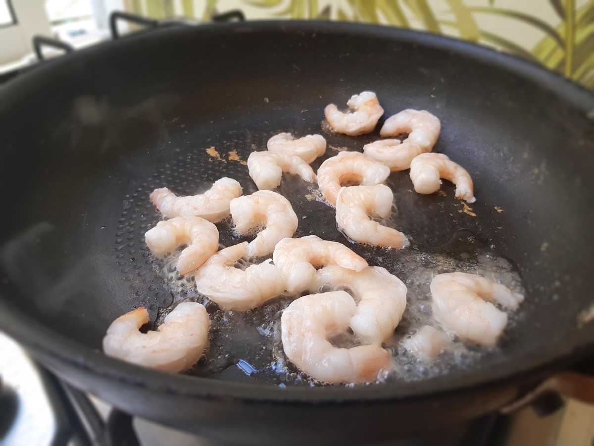 Жареный рис по-тайски с креветками и овощами