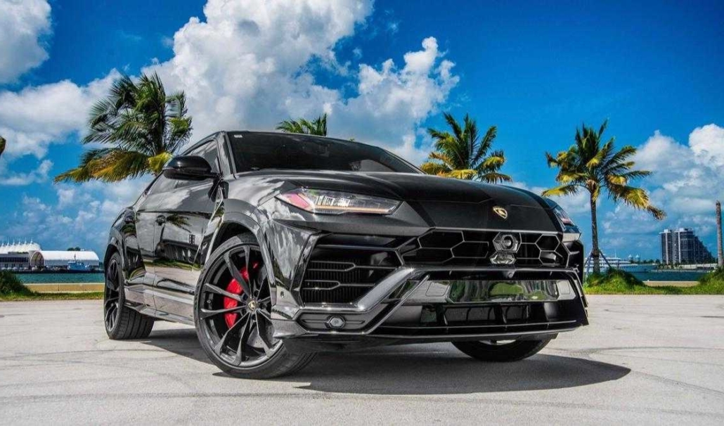 Lamborghini URUS Black