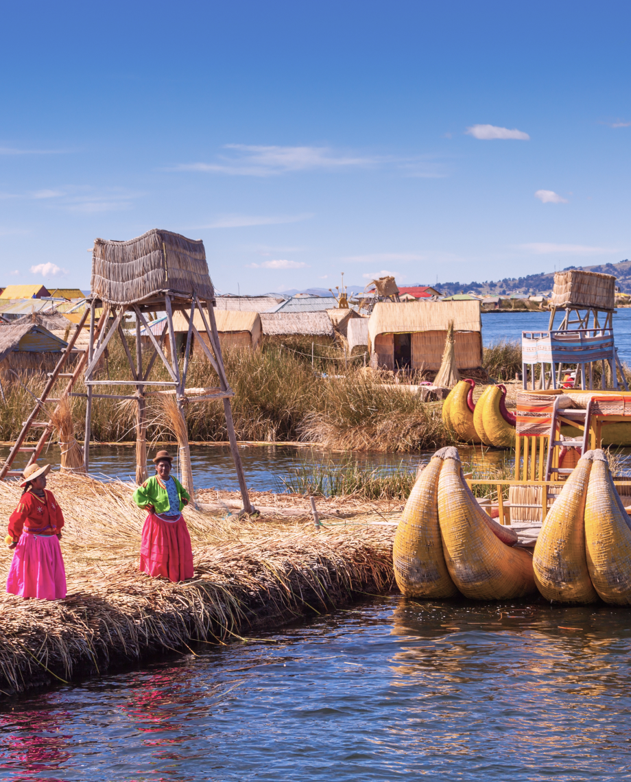 женщины на берегу озера Титикака