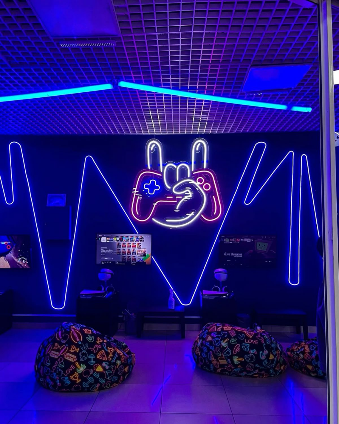 Неоновый интерьер игрового компьютерного клуба GG Next Phuket