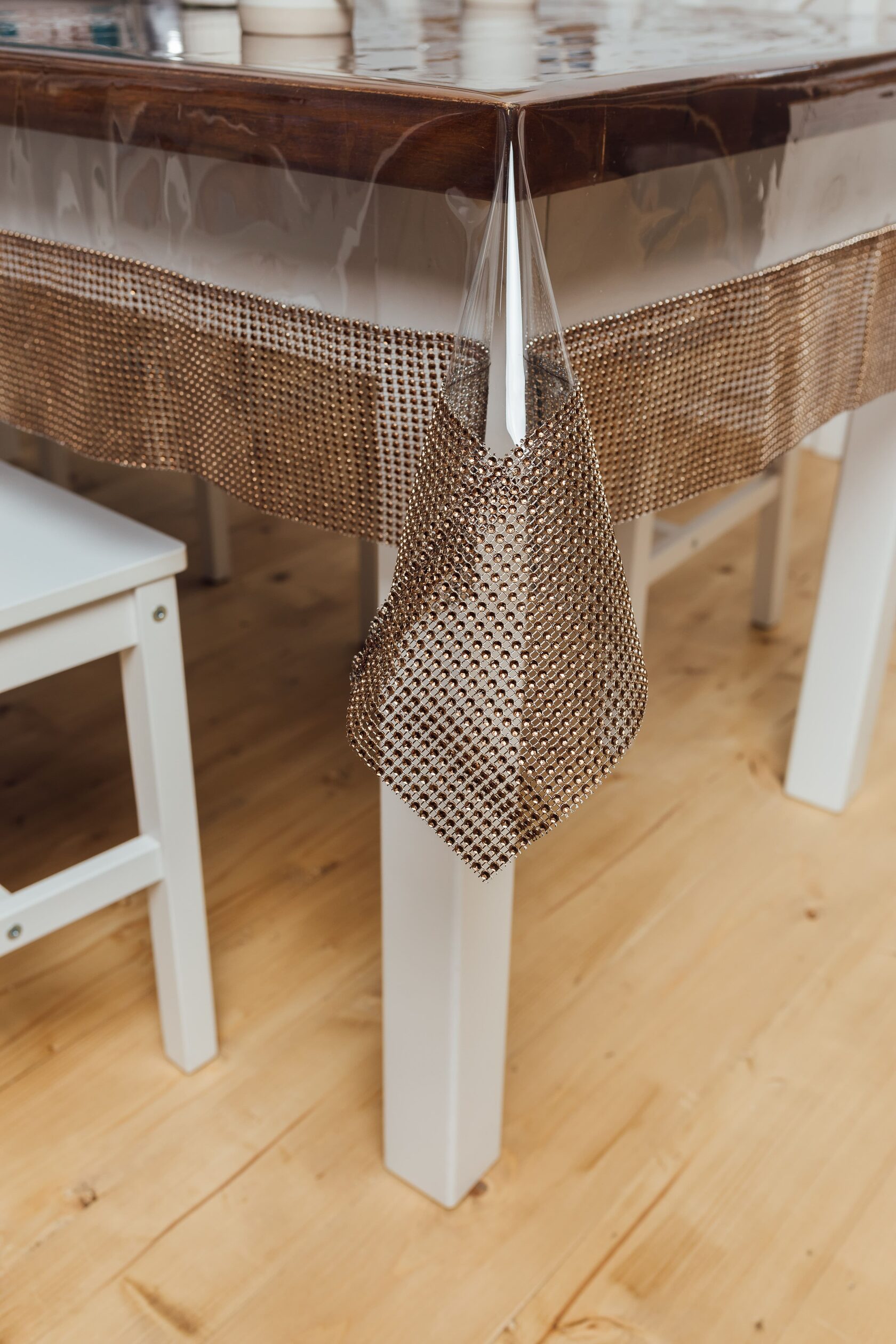 Силіконова скатертина із коричневою стразовою стрічкою