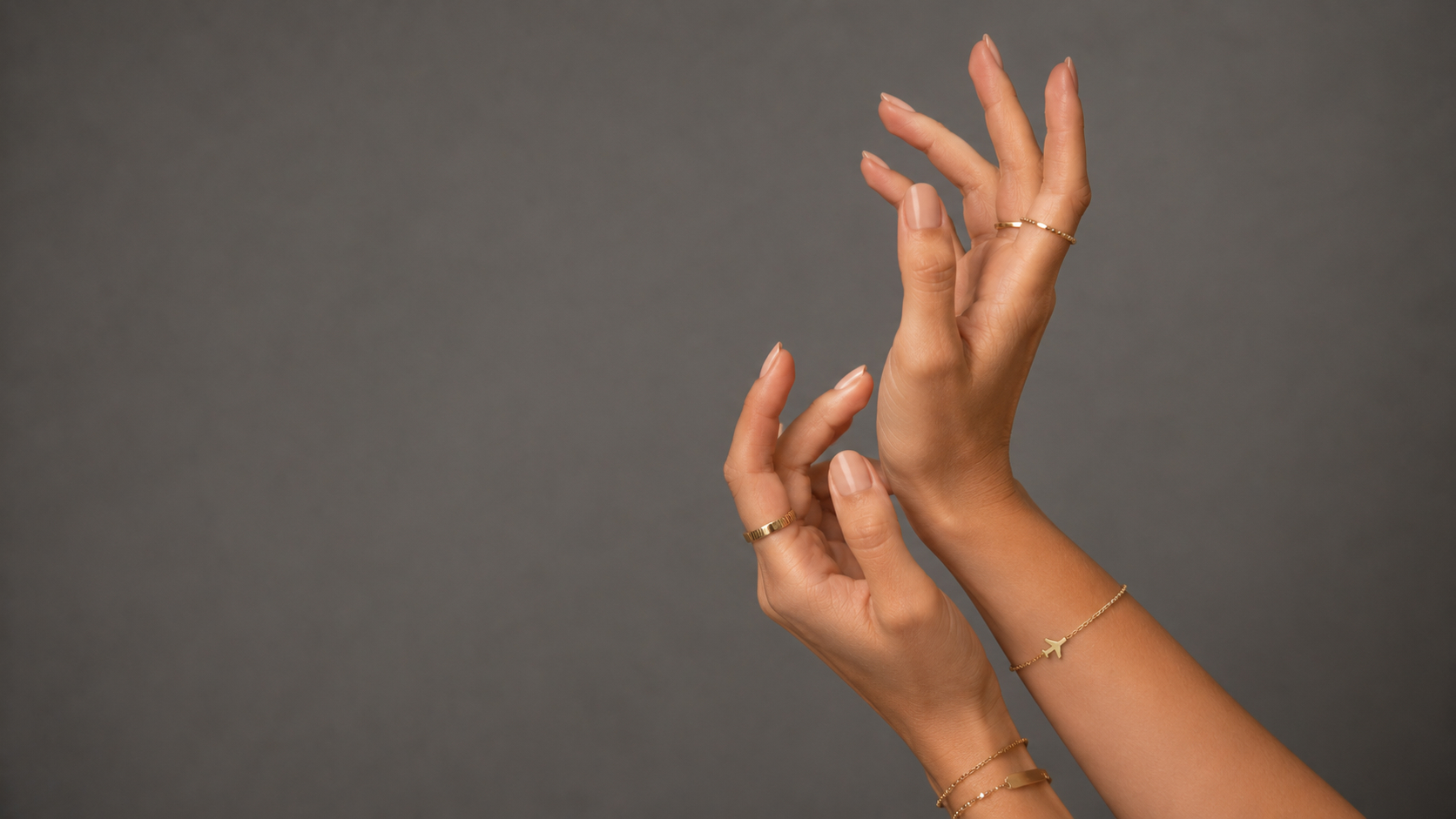 Gold rings and bracelets worn on the hand, finished in the atelier
