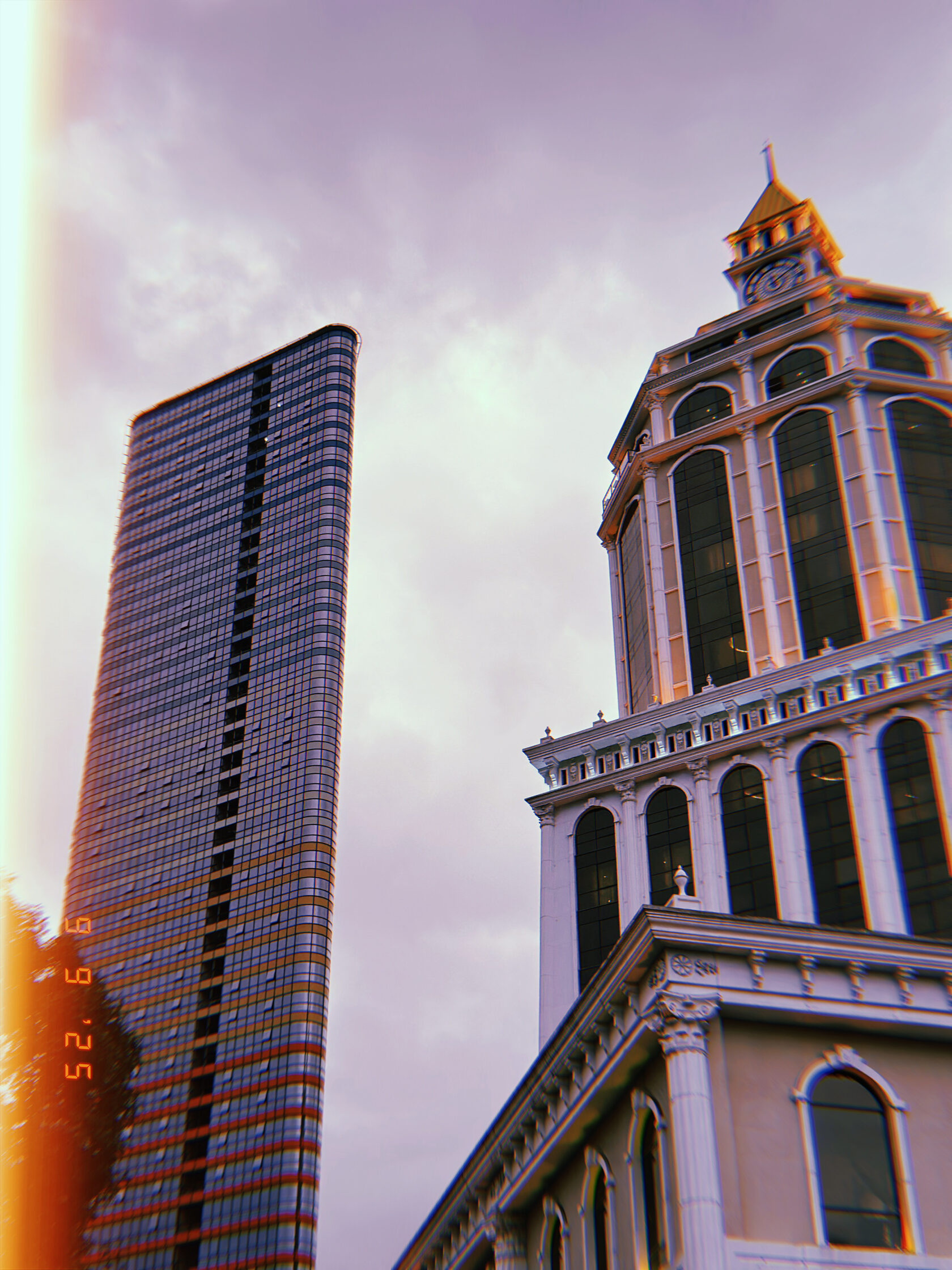 Колокольня храма и современная башня в Батуми