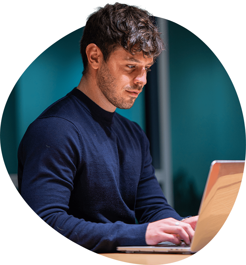 Erwin Dijksman aan het werk achter zijn laptop