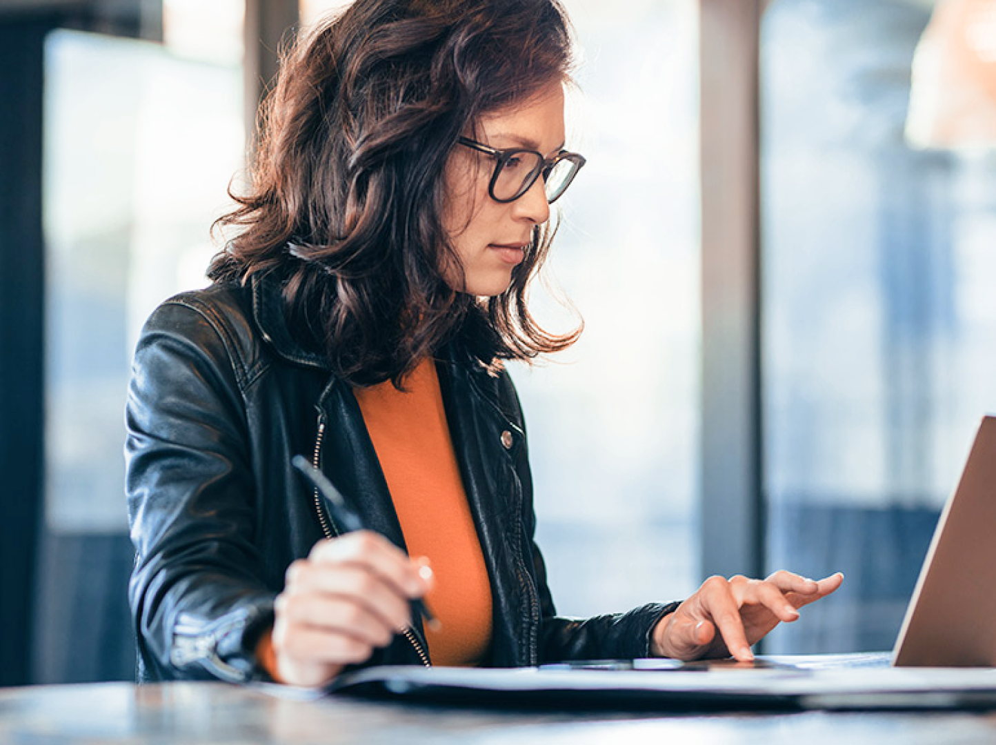 Businesswoman working on the computer