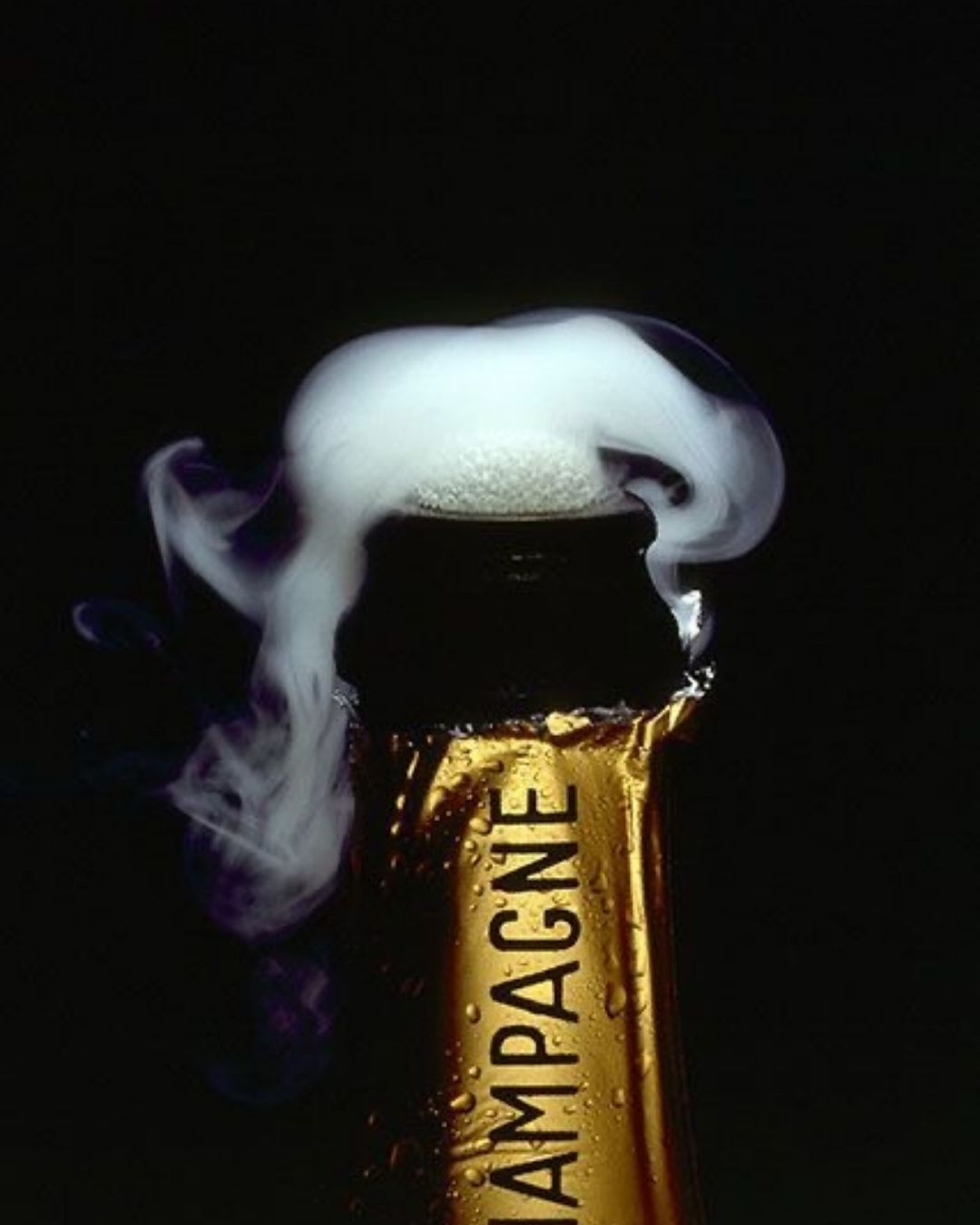 Постер промо-мероприятия с изображением открывающейся бутылки