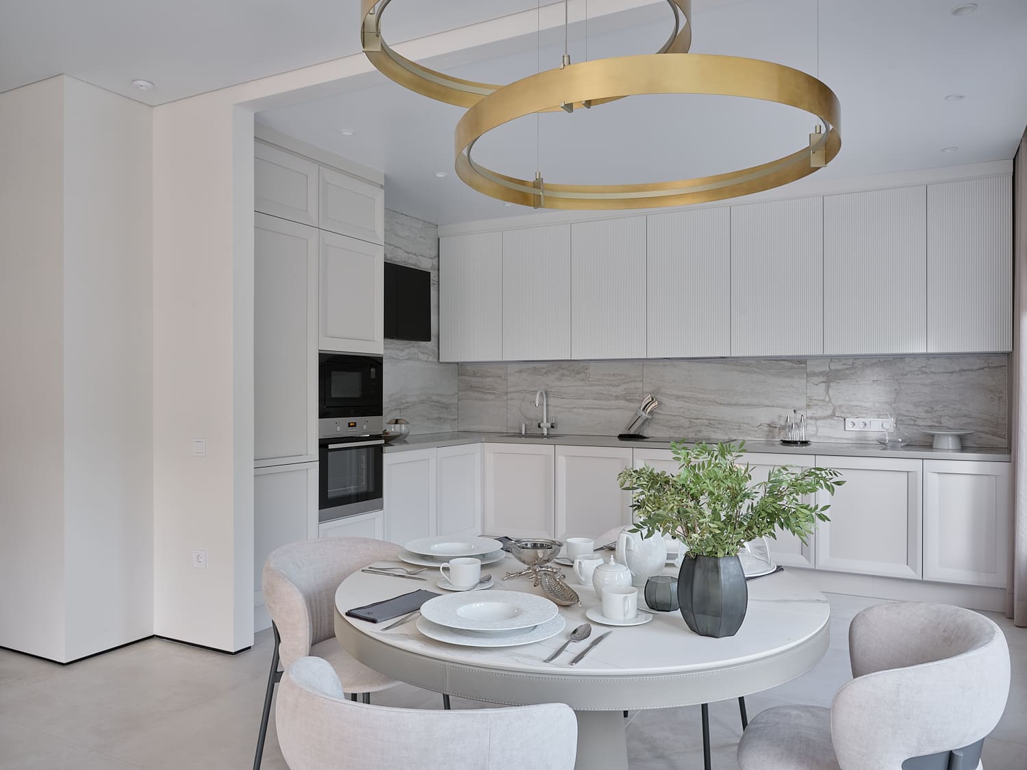 interer-doma-na-lesnoy-stolovaya-obedennyy-stol