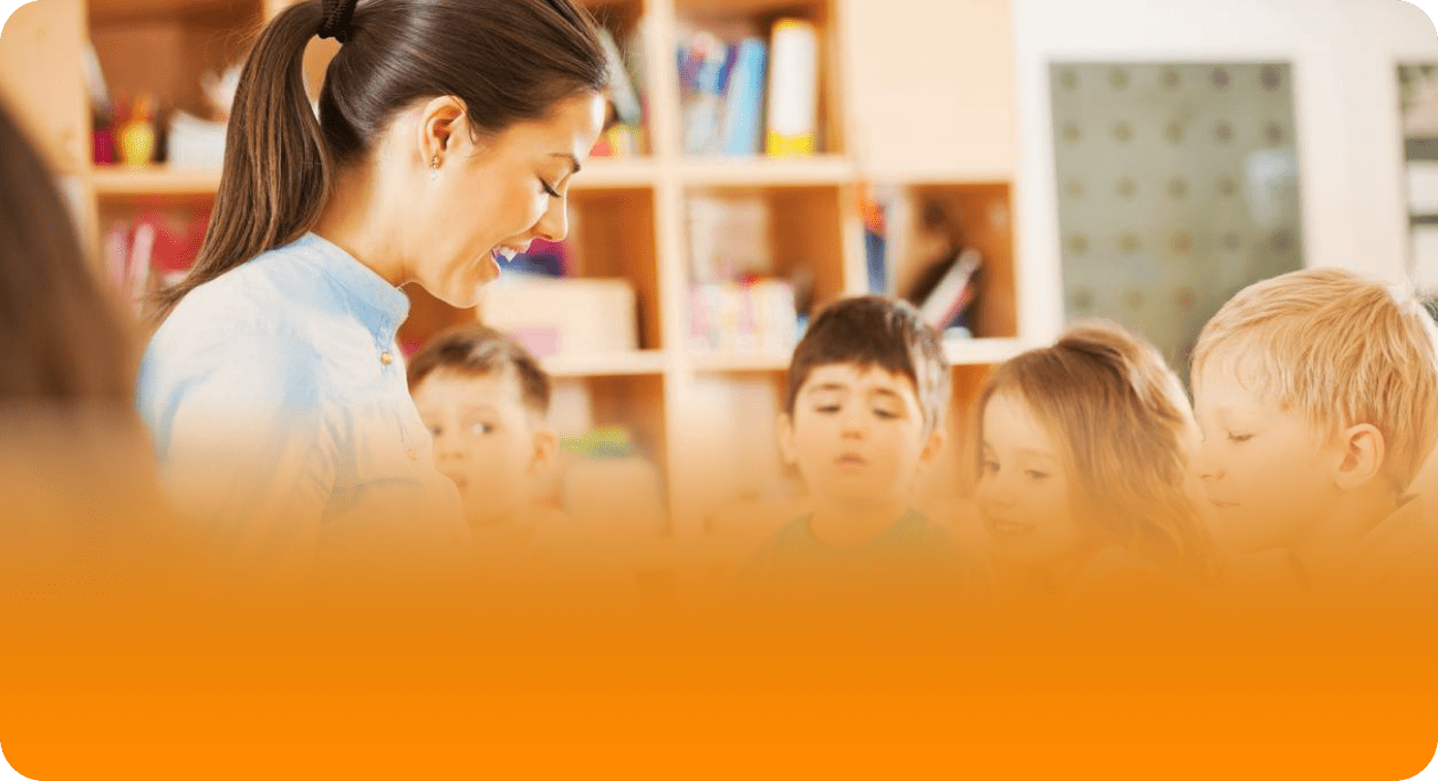 воспитательница общается с детьми в детском саду