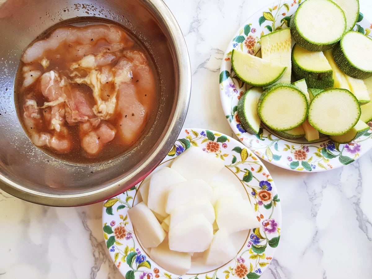 Куриное мясо с кабачками и кольраби в белом вине