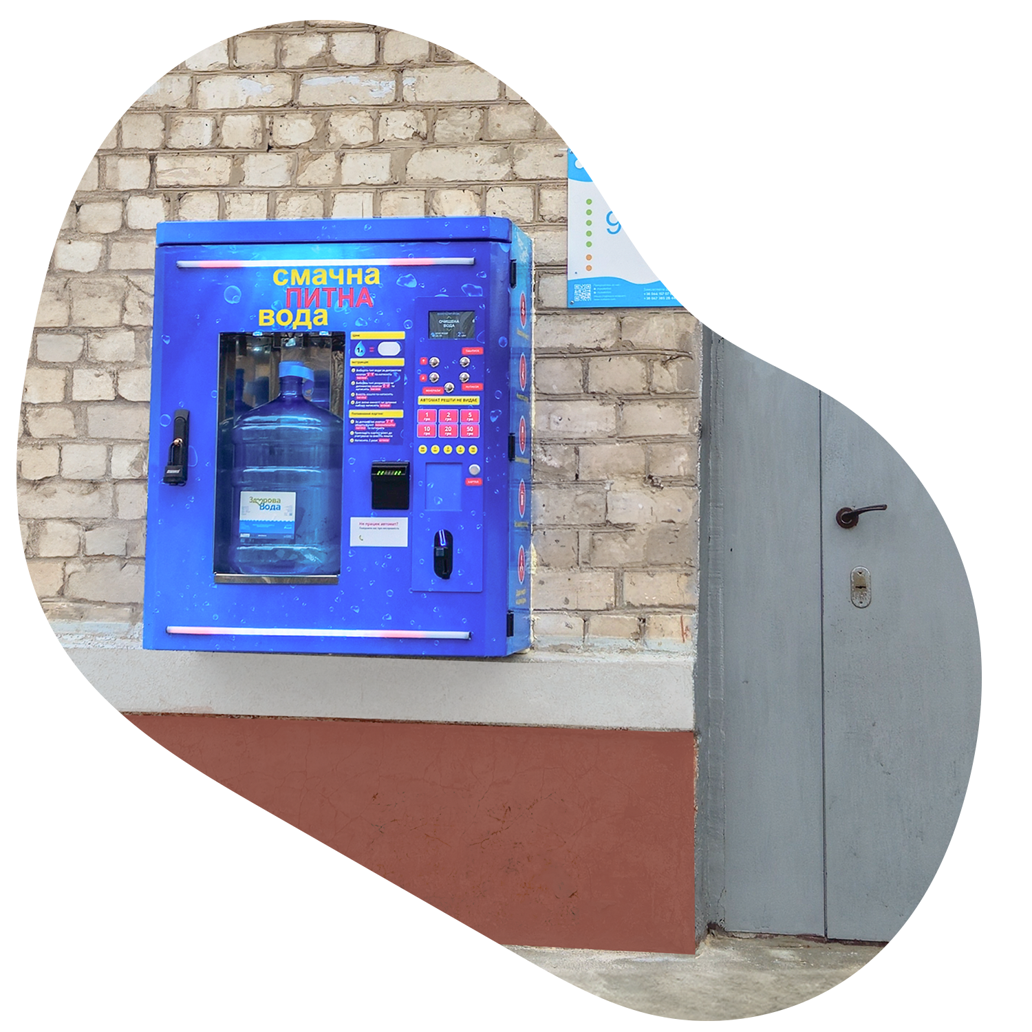 Каждый день девочка с радостью пьёт чистую полезную минерализованную питьевую воду