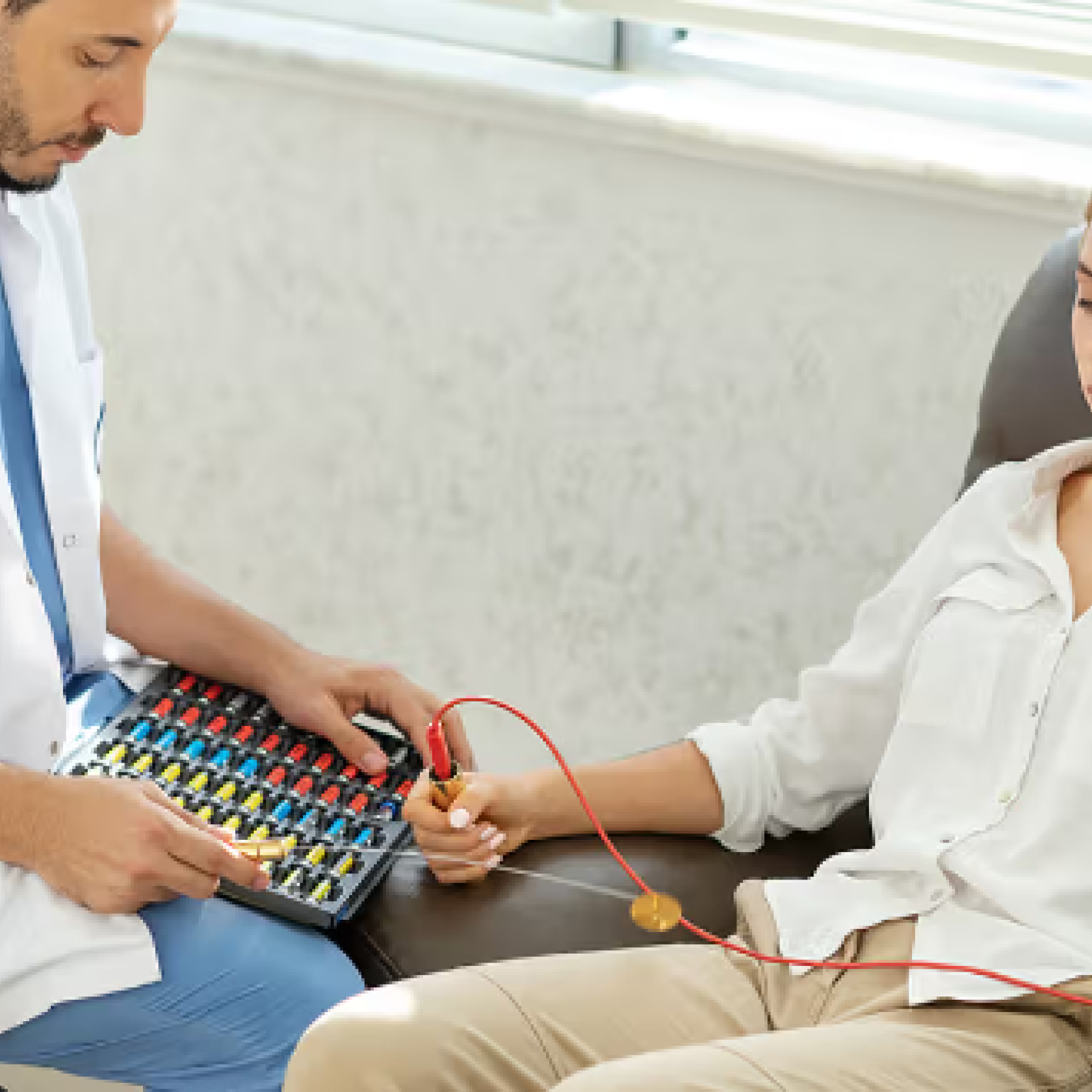 Pacient așezat pe scaun în timpul procedurii de biorezonanță magnetică în Chișinău – analiză non-invazivă a sănătății, efectuată cu echipamente medicale moderne