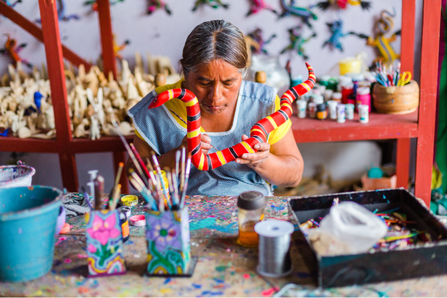 artesana haciendo alebrijes