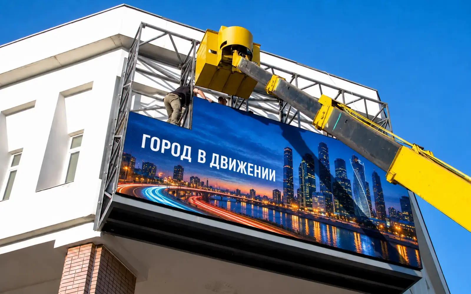 Уличный LED-экран на фасаде гостиницы в Благовещенске