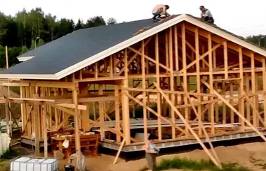 Будівництво каркасу будинку