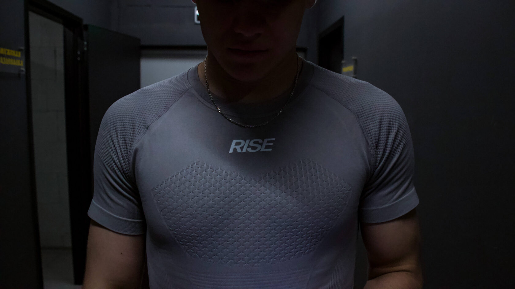 Спортивная футболка Rise серого цвета обтягивающая