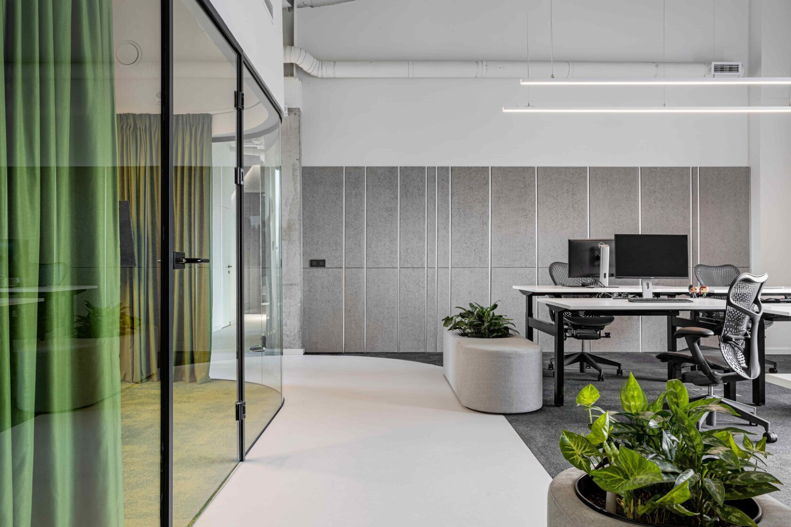 Ergonomiczne fotele biurowe - aktywne siedzenie w nowoczesnym biurze