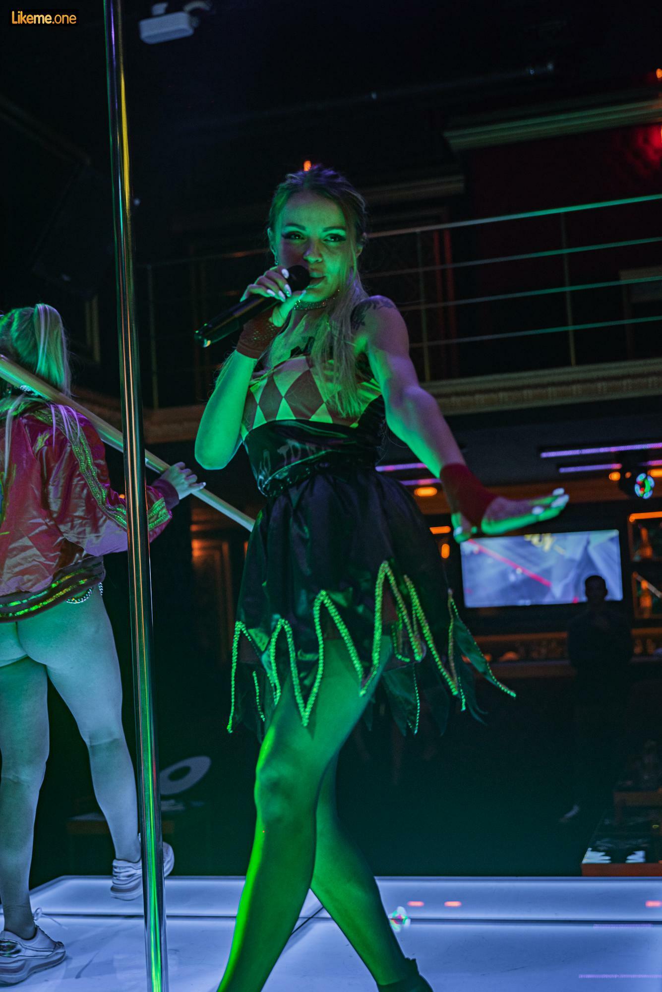 Erkakning qolini silkitgan qiz videosi